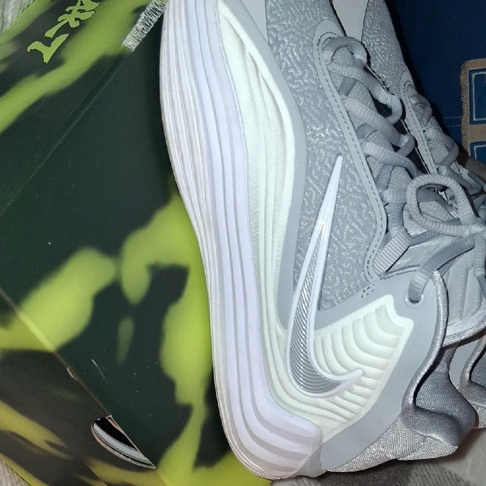 Nike Men's White & Gray Basketball Sneakers, No Stains No Wrips